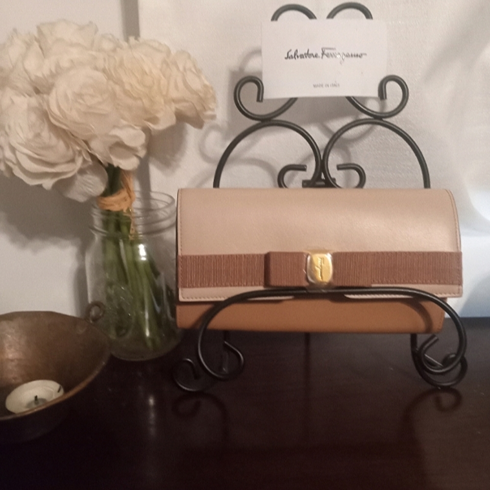 Ferragamo Varo Bow Continental Wallet